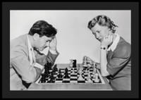 Zwart-witfoto van man en vrouw aan een schaakbord-4