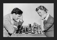 Zwart-witfoto van man en vrouw aan een schaakbord-5