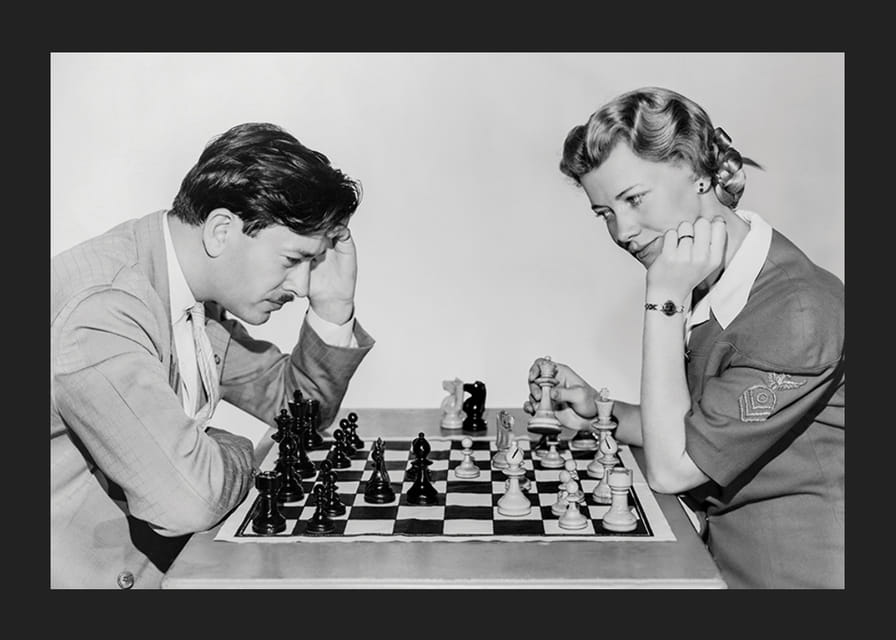 Zwart-witfoto van man en vrouw aan een schaakbord-12