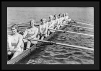 Schwarz-weiße Gruppe von Frauen rudert in einem langen Boot auf ruhigem Wasser-4