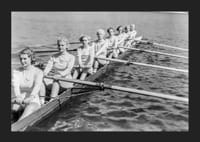 Schwarz-weiße Gruppe von Frauen rudert in einem langen Boot auf ruhigem Wasser-5