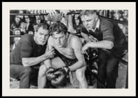 Svartvit scen med boxare och två tränare i ringhörna-2