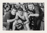 Svartvit scen med boxare och två tränare i ringhörna-3