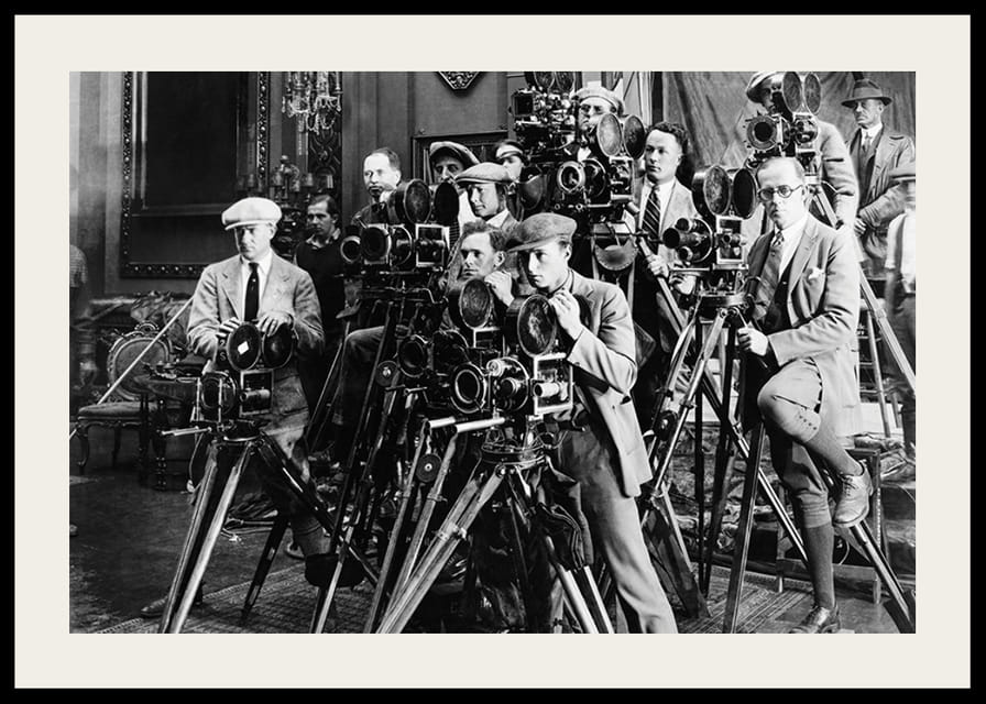 Čiernobiela fotografia skupiny fotografov s klasickými fotoaparátmi-12