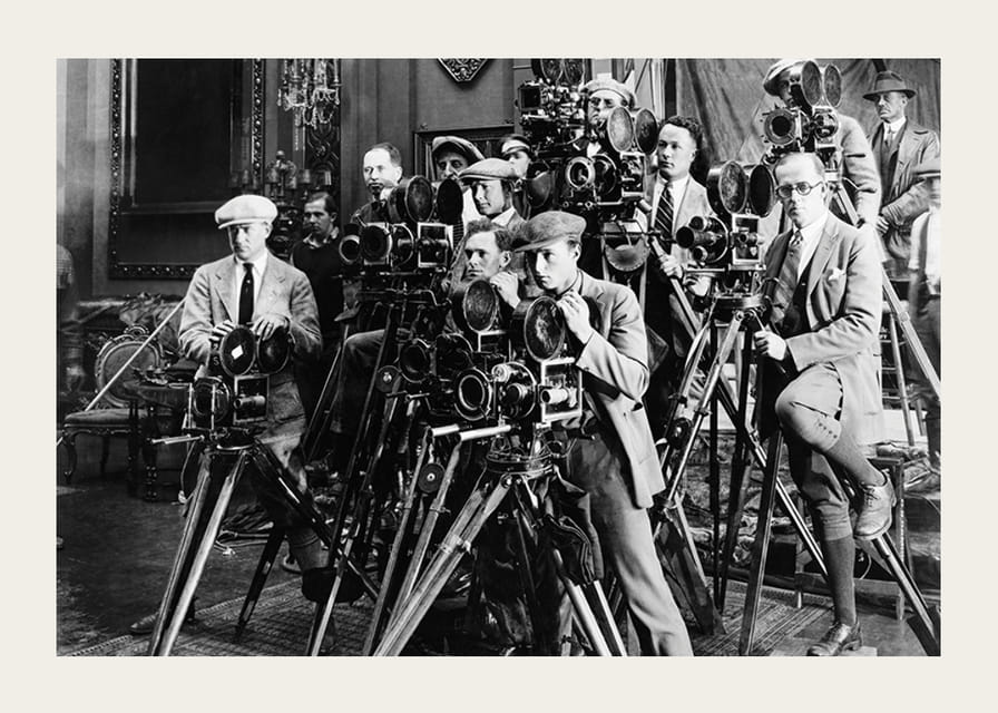 Čiernobiela fotografia skupiny fotografov s klasickými fotoaparátmi-12