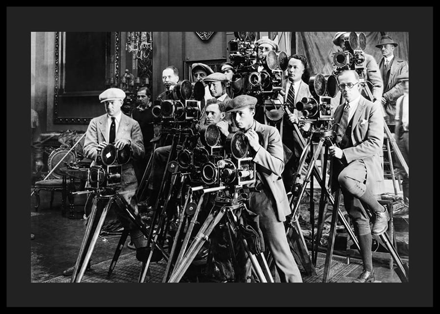 Čiernobiela fotografia skupiny fotografov s klasickými fotoaparátmi-12