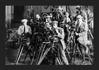 Čiernobiela fotografia skupiny fotografov s klasickými fotoaparátmi-5