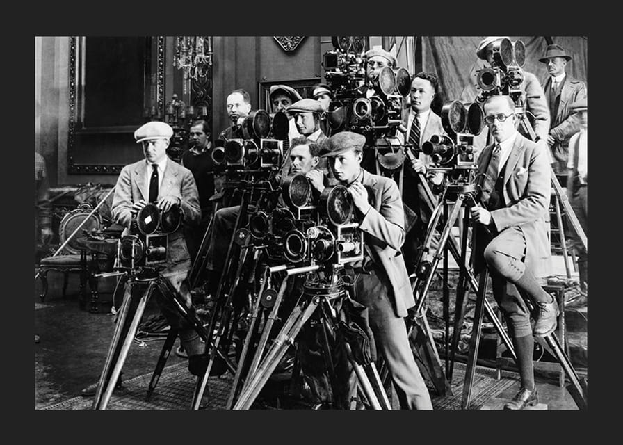 Čiernobiela fotografia skupiny fotografov s klasickými fotoaparátmi-12