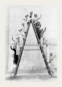 Fotografie alb-negru cu femei îmbrăcate în anii 1930 pe o scară-3