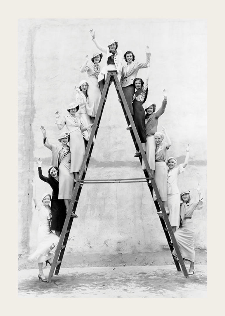 Fotografie alb-negru cu femei îmbrăcate în anii 1930 pe o scară-12