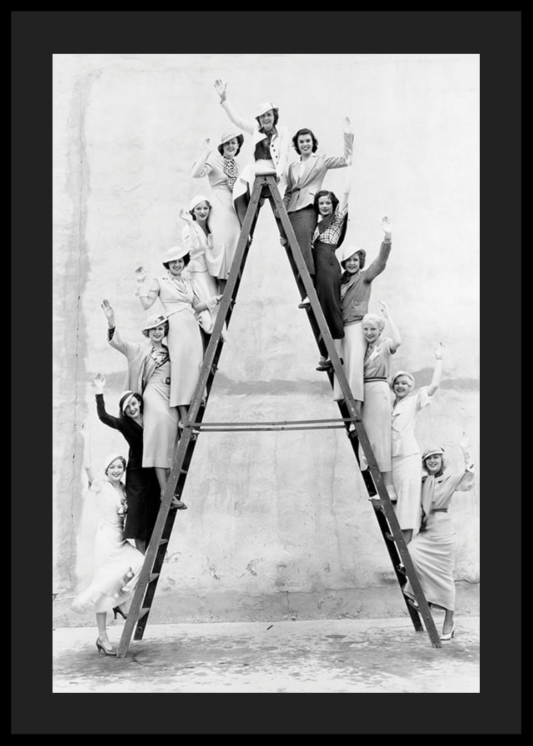 Fotografie alb-negru cu femei îmbrăcate în anii 1930 pe o scară-12