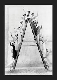 Fotografie alb-negru cu femei îmbrăcate în anii 1930 pe o scară-5