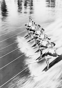 Svartvitt foto av sex kvinnor på vattenskidor i formation-7