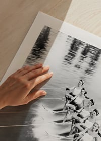 Svartvitt foto av sex kvinnor på vattenskidor i formation-9