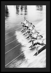 Fekete-fehér fotó hat nőről vízisíkön, alakzatban-4