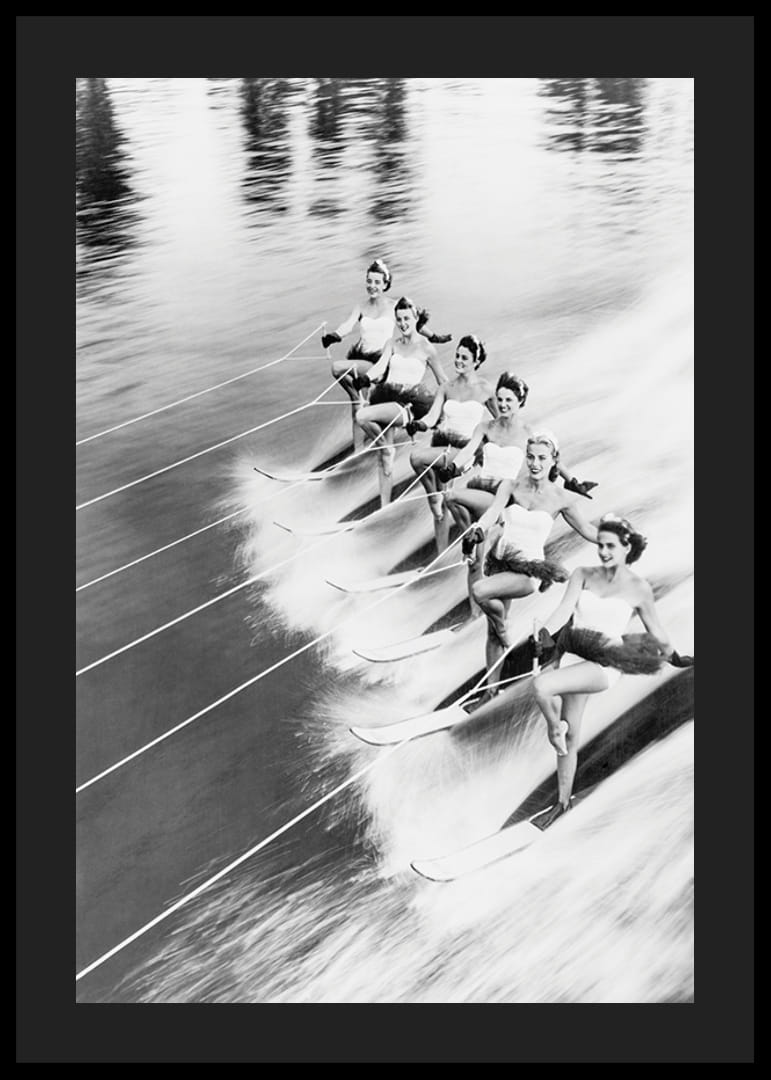 Fekete-fehér fotó hat nőről vízisíkön, alakzatban-12