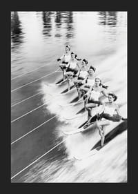 Fekete-fehér fotó hat nőről vízisíkön, alakzatban-5