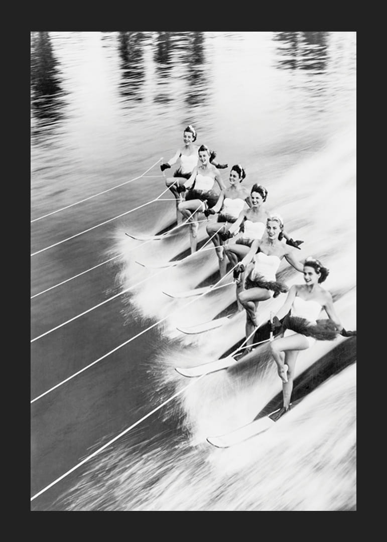 Fekete-fehér fotó hat nőről vízisíkön, alakzatban-12