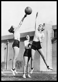 Čiernobiela fotografia troch žien hrajúcich basketbal vonku-6