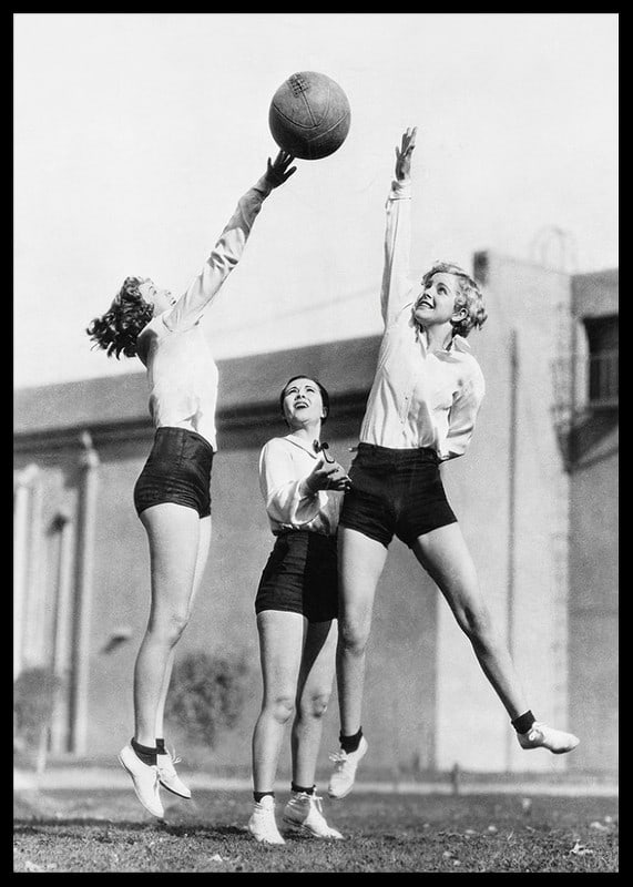 Čiernobiela fotografia troch žien hrajúcich basketbal vonku-12