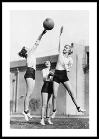 Čiernobiela fotografia troch žien hrajúcich basketbal vonku-0