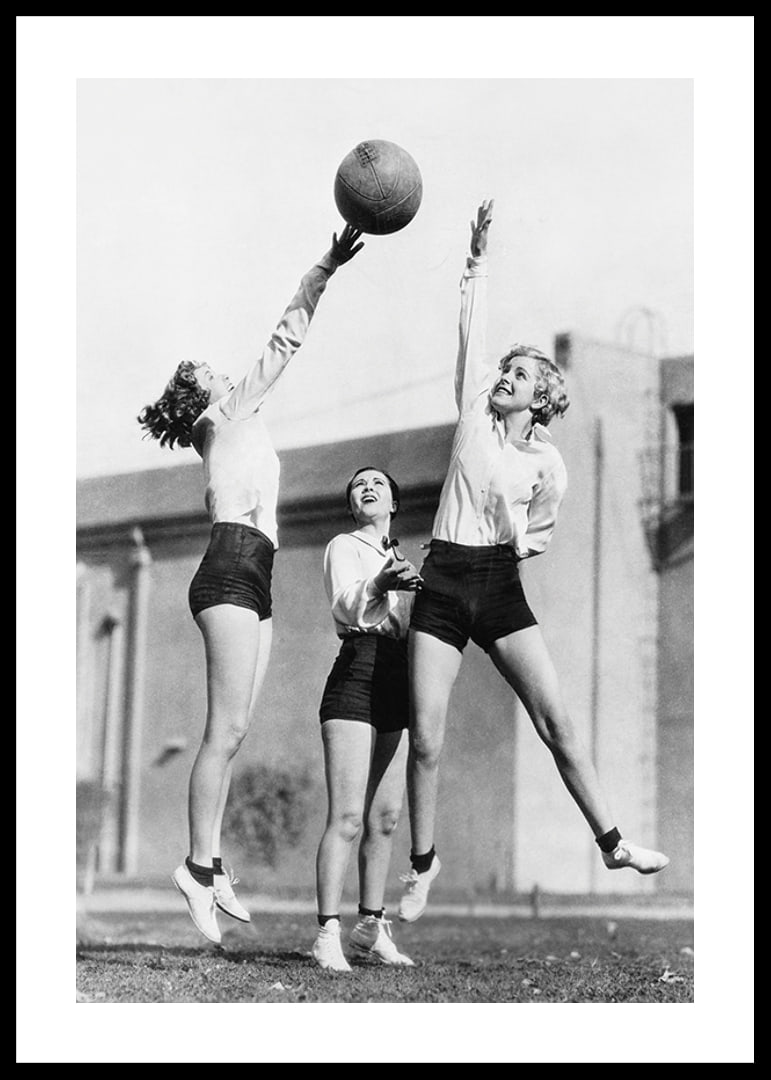 Čiernobiela fotografia troch žien hrajúcich basketbal vonku-12