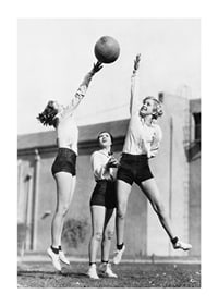 Čiernobiela fotografia troch žien hrajúcich basketbal vonku-1