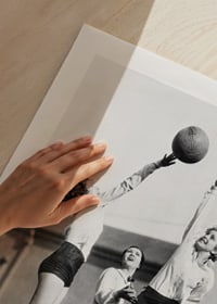 Čiernobiela fotografia troch žien hrajúcich basketbal vonku-9