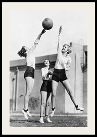 Čiernobiela fotografia troch žien hrajúcich basketbal vonku-2