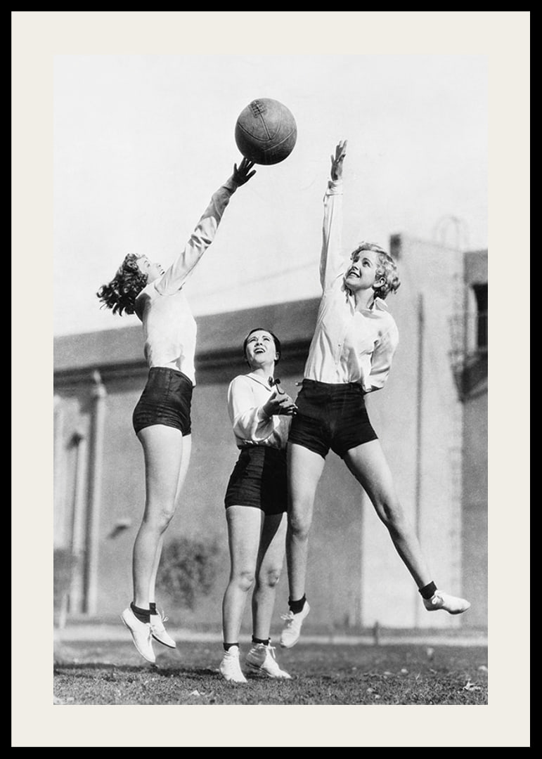 Čiernobiela fotografia troch žien hrajúcich basketbal vonku-12