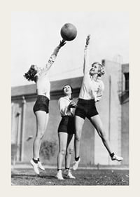 Čiernobiela fotografia troch žien hrajúcich basketbal vonku-3