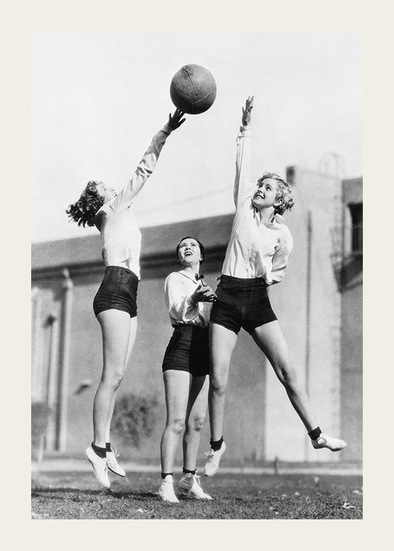 Čiernobiela fotografia troch žien hrajúcich basketbal vonku-12