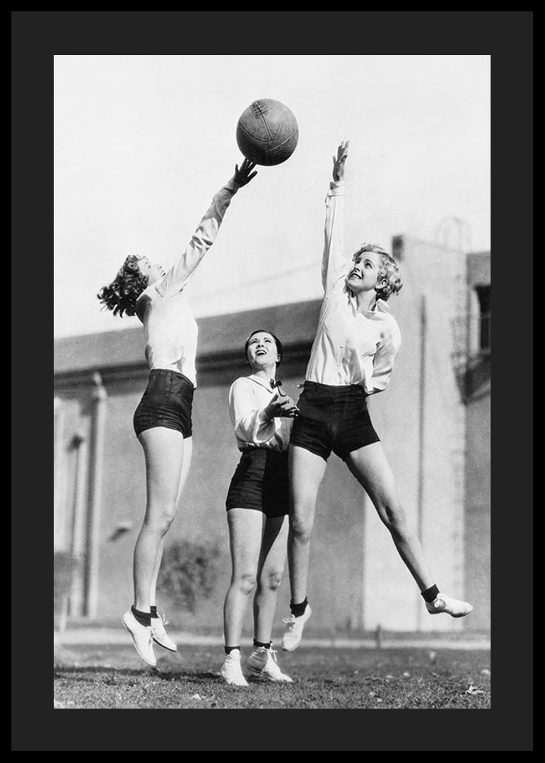 Čiernobiela fotografia troch žien hrajúcich basketbal vonku-12