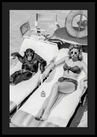 Mustavalkoinen vintage-valokuva naisesta ja simpanssista uima-altaan äärellä-4