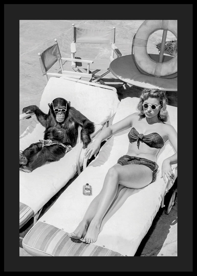 Mustavalkoinen vintage-valokuva naisesta ja simpanssista uima-altaan äärellä-12