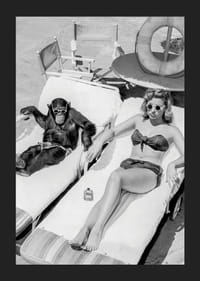 Mustavalkoinen vintage-valokuva naisesta ja simpanssista uima-altaan äärellä-5