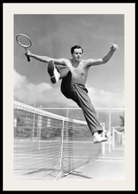 Fotografía en blanco y negro de un hombre con el torso desnudo saltando sobre una red de hojalata.-2