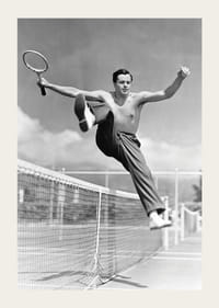 Fotografía en blanco y negro de un hombre con el torso desnudo saltando sobre una red de hojalata.-3