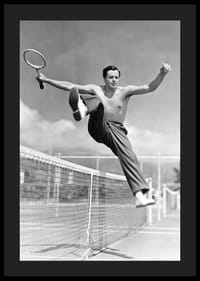 Fotografía en blanco y negro de un hombre con el torso desnudo saltando sobre una red de hojalata.-4