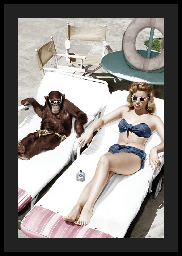 Färglagd vintagemiljö med kvinna och schimpans vid pool-12