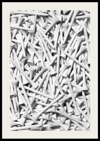 Lähivõte tihedas kompositsioonis valgetest golfipulkadest, mustvalge-2