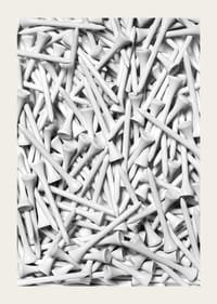 Lähivõte tihedas kompositsioonis valgetest golfipulkadest, mustvalge-3