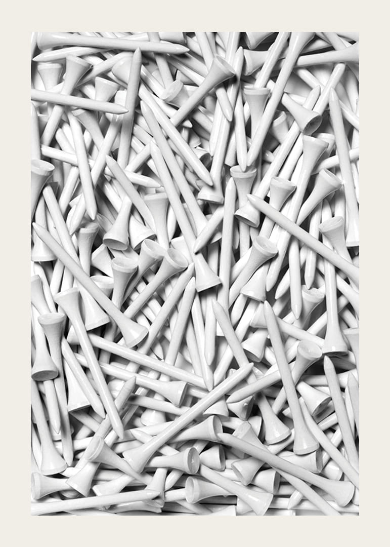 Lähivõte tihedas kompositsioonis valgetest golfipulkadest, mustvalge-12