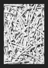 Lähivõte tihedas kompositsioonis valgetest golfipulkadest, mustvalge-5