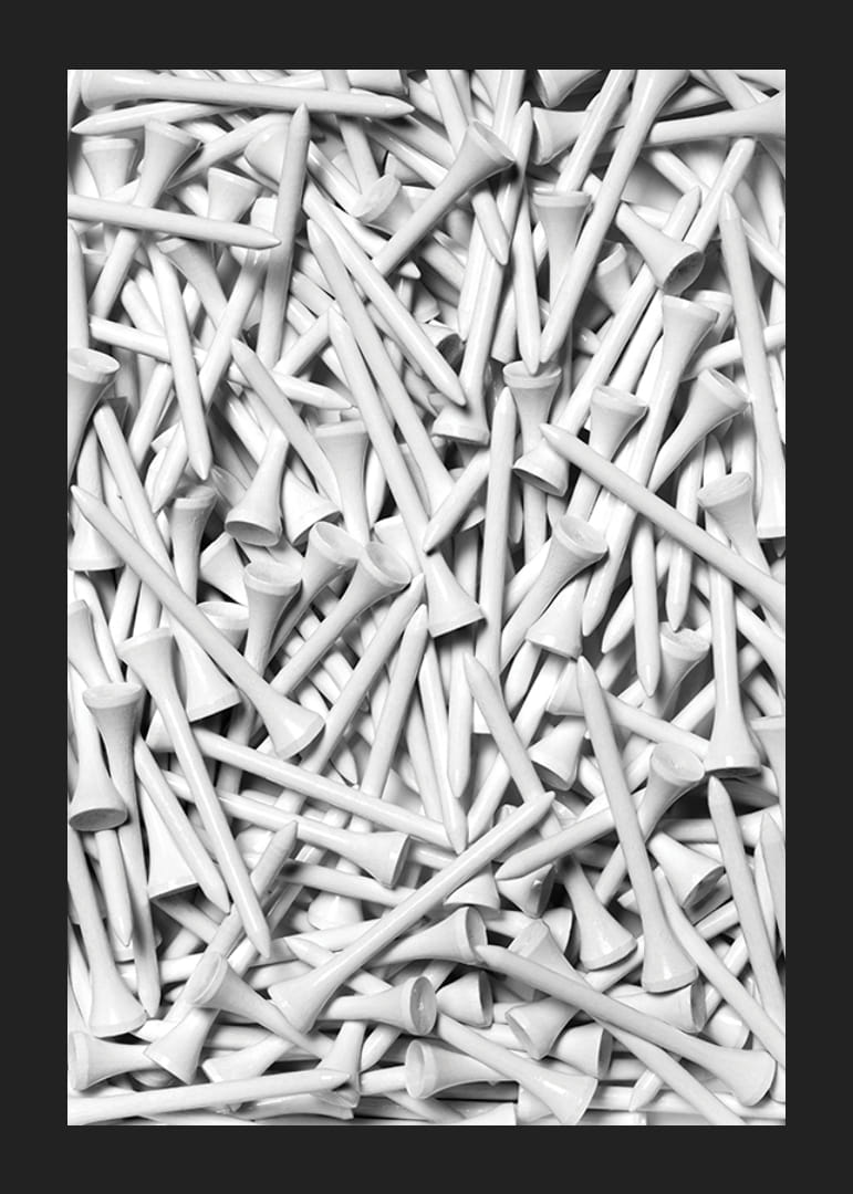 Lähivõte tihedas kompositsioonis valgetest golfipulkadest, mustvalge-12