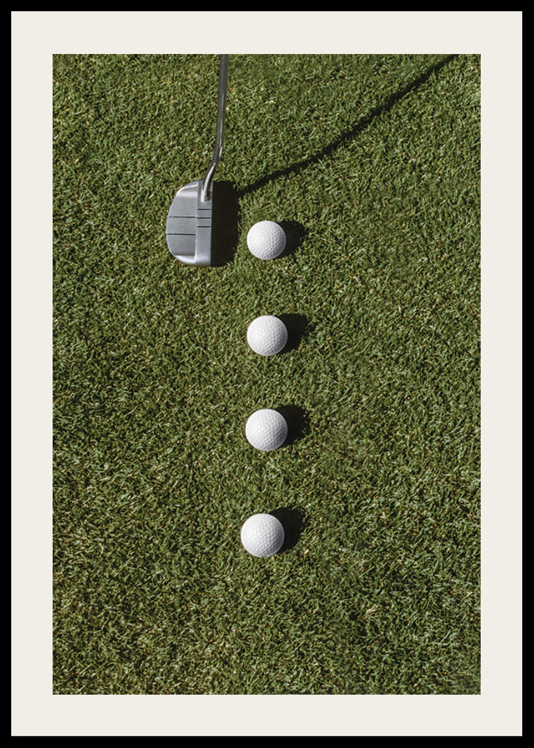 Club de golf et quatre balles de golf blanches sur une pelouse verte-12