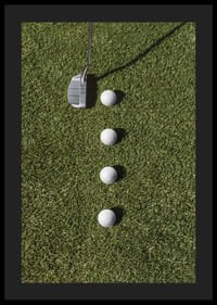 Club de golf et quatre balles de golf blanches sur une pelouse verte-4