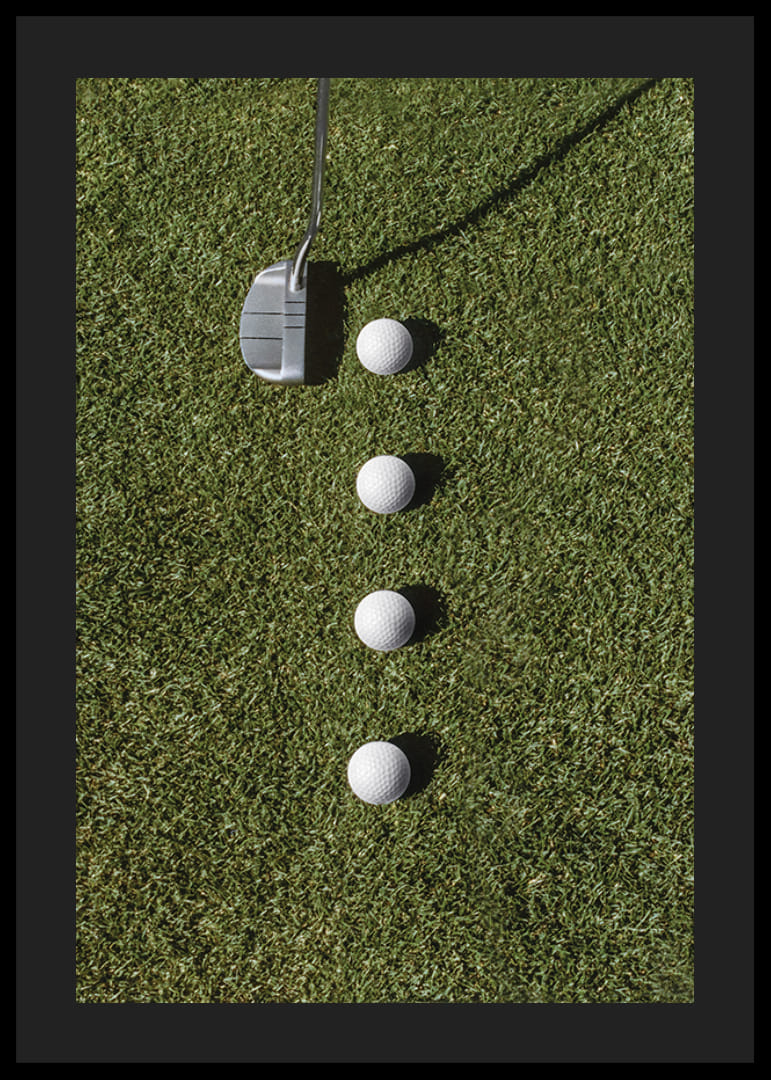 Club de golf et quatre balles de golf blanches sur une pelouse verte-12