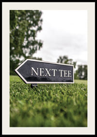 Cartello fotografico sul campo da golf con il testo Next Tee-2