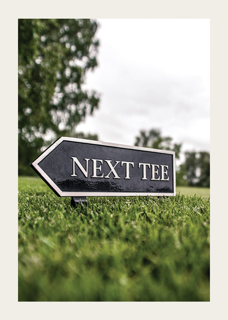 Cartello fotografico sul campo da golf con il testo Next Tee-12